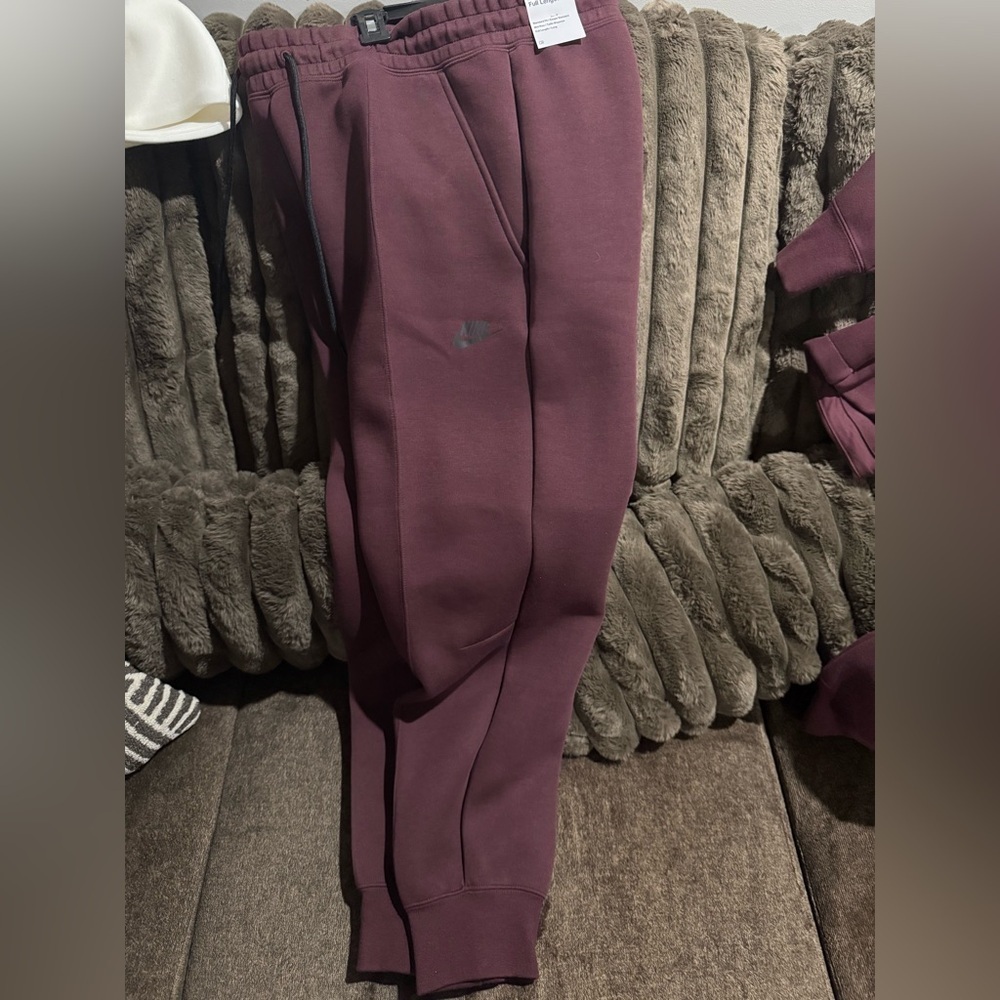 Nike tech  Women's Sportswear Tech Fleece
Mid-Rise Joggers new with tag